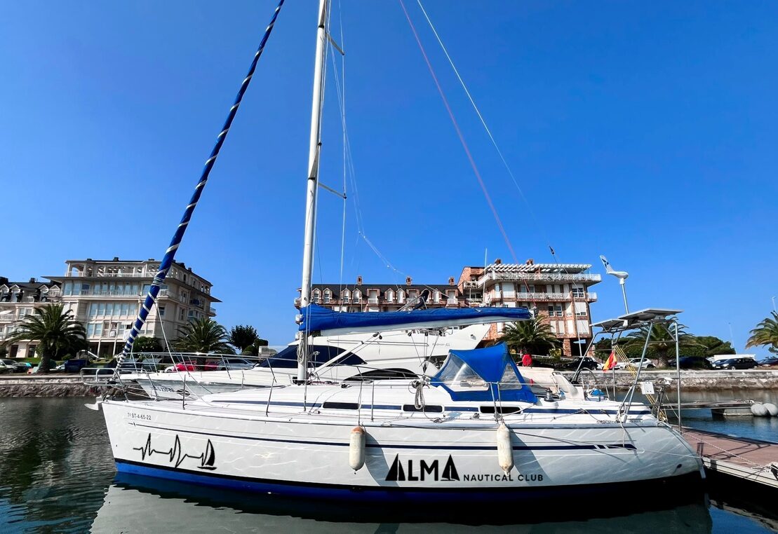 Velero ESTELA de ALMA Nautical Club navegando desde Santander