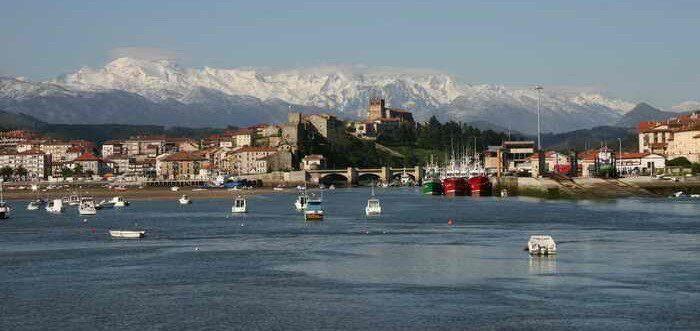 Bahía de San Vicente de la Barquera con los Picos de Europa nevados