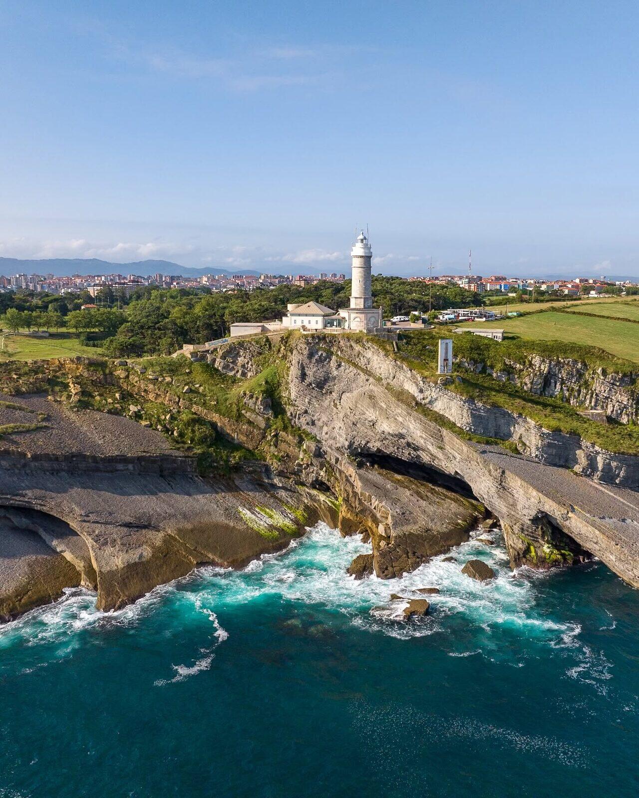 Cabo Mayor y su faro, costa de Cantabria