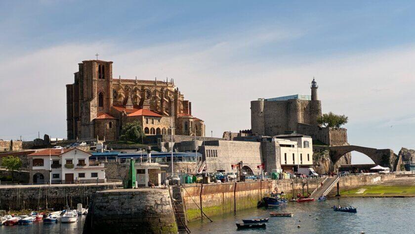 Puerto de Castro-Urdiales con la iglesia al fondo
